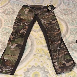 NWT Under Armour Womens Size 4 Fitted Camo Pants
